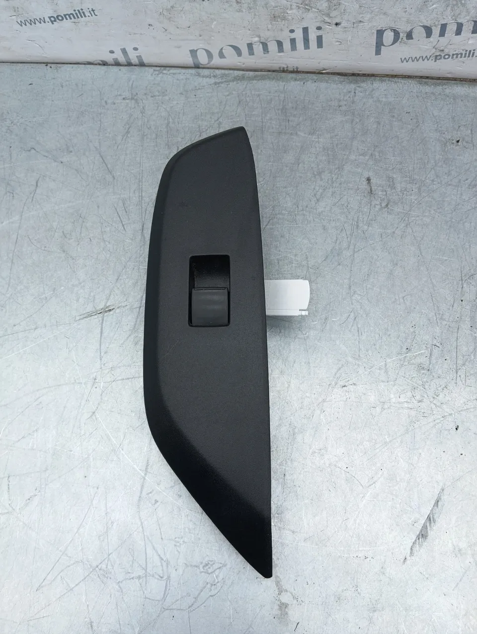 Pomili Rivestimenti interni e parti interne Pulsantiera anteriore destra Toyota Yaris 4 (2020-2026) 74231-K0080 pulsantiera usata