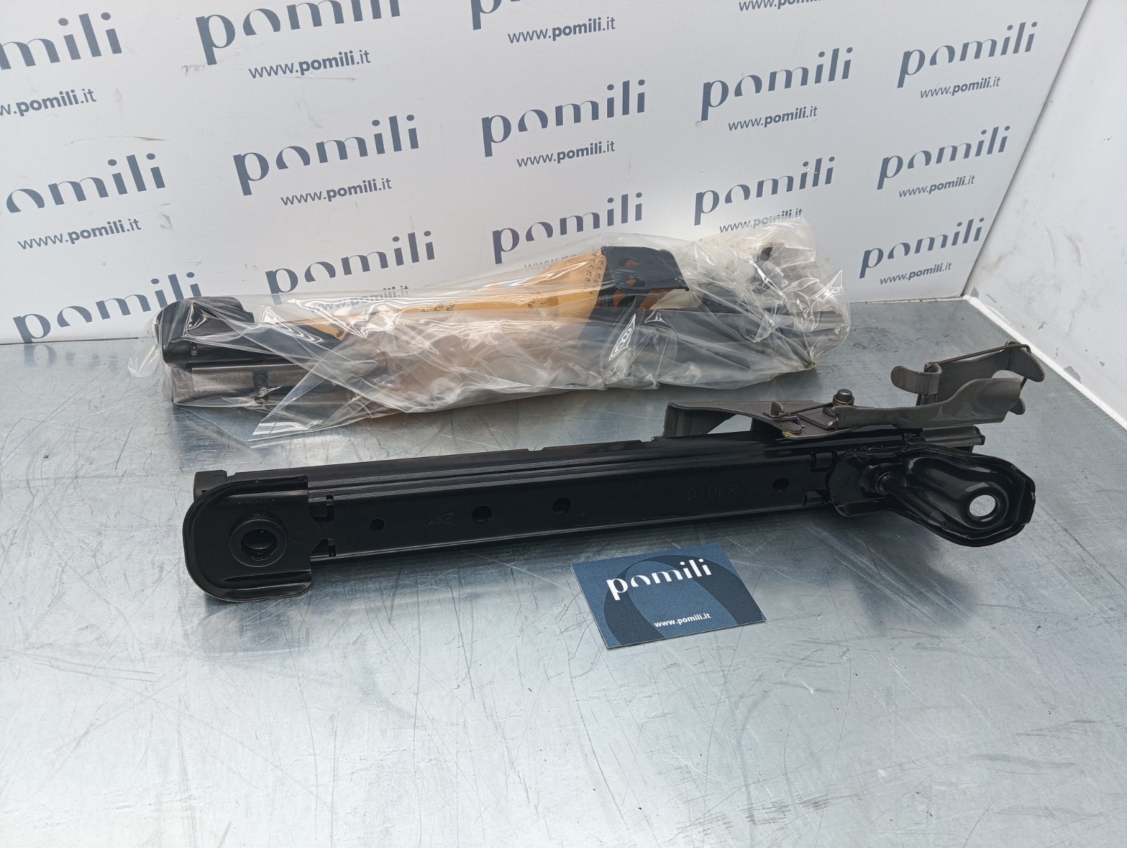 Pomili Rivestimenti interni e parti interne Binario sedile guidatore Toyota 04002-19152 ricambio usato