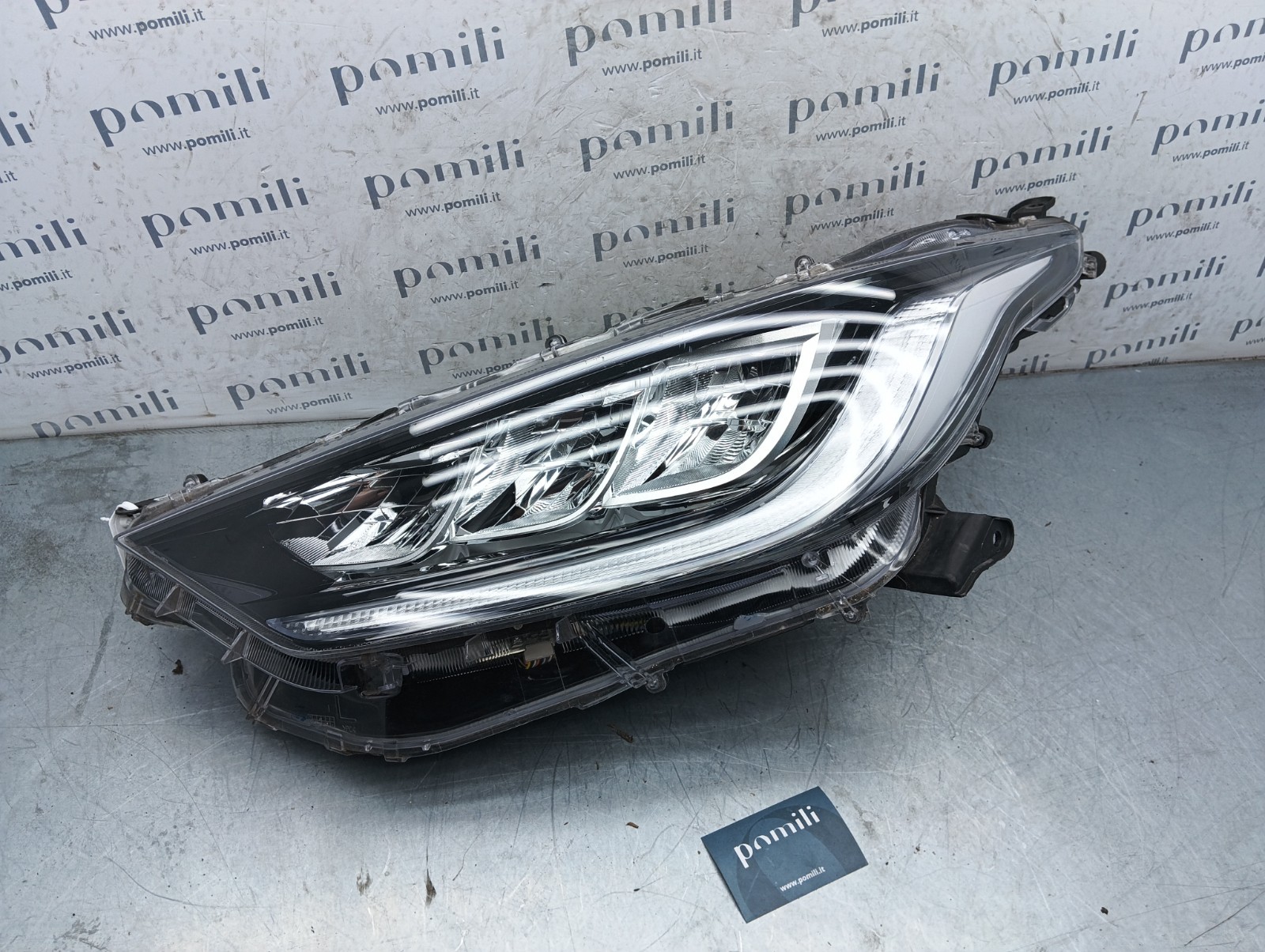 Pomili Fanaleria Faro anteriore sinistro LED Toyota Yaris 4 EUK0-8 usato