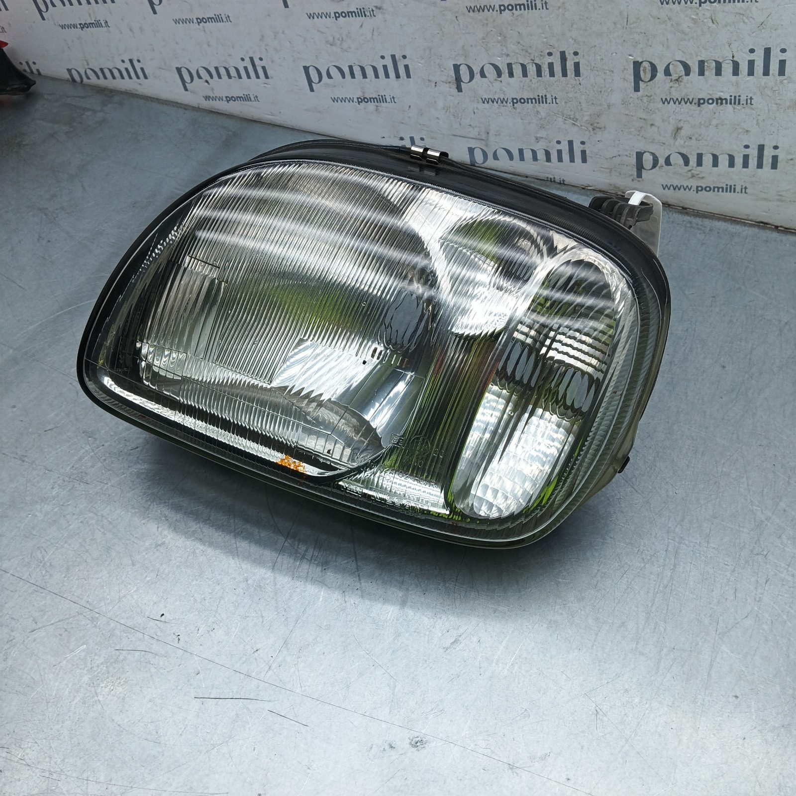 Pomili Fanaleria Micra K11 faro anteriore sinistro usato
