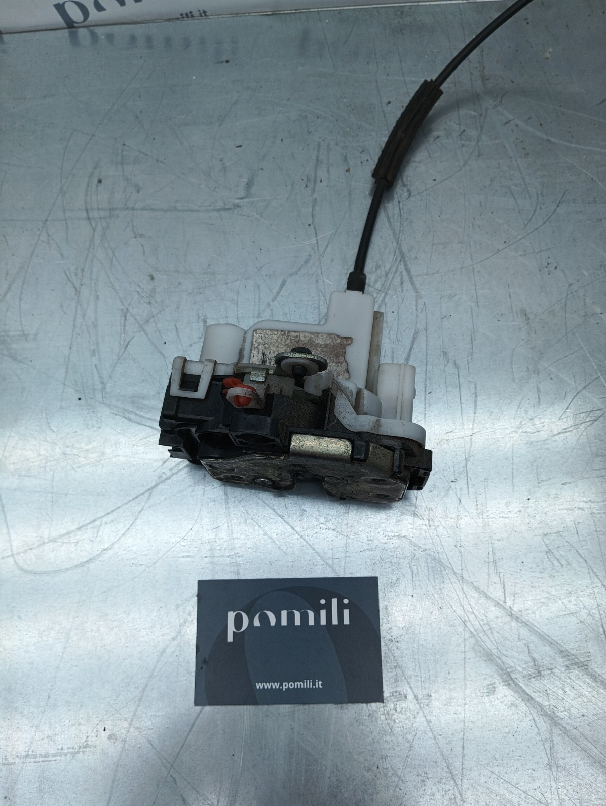 Pomili Lamierati esterni Serratura porta sinistra Fiat 500 Cabrio 51827414 usata
