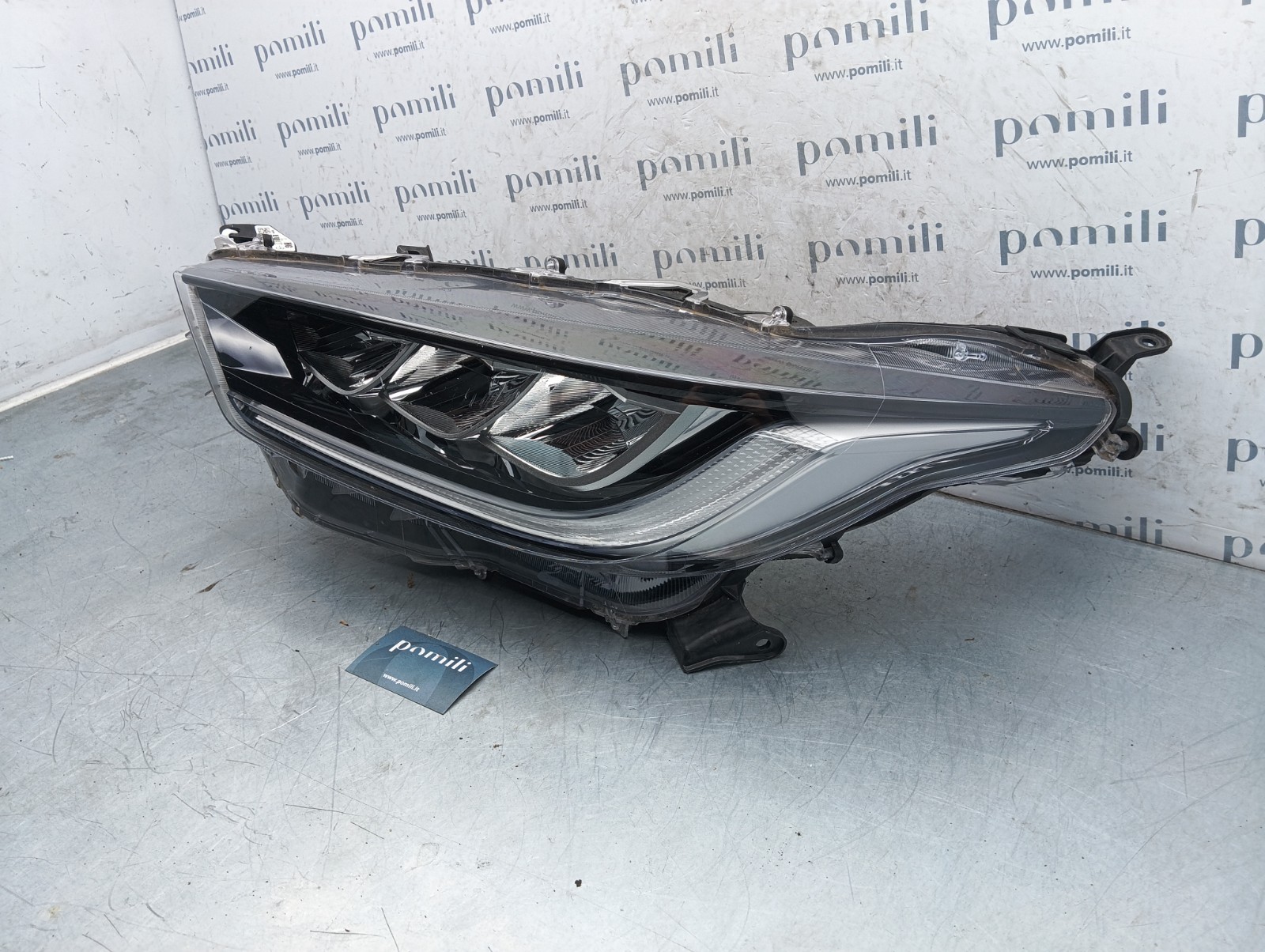 Pomili Fanaleria Faro anteriore sinistro LED Toyota Yaris 4 EUK0-8 usato