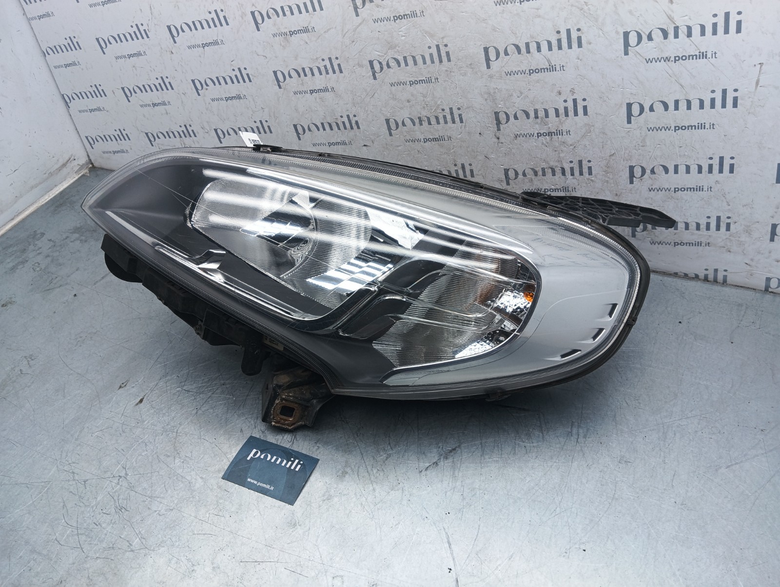 Pomili Fanaleria faro anteriore sinistro Fiat Doblò II 10500748 usato
