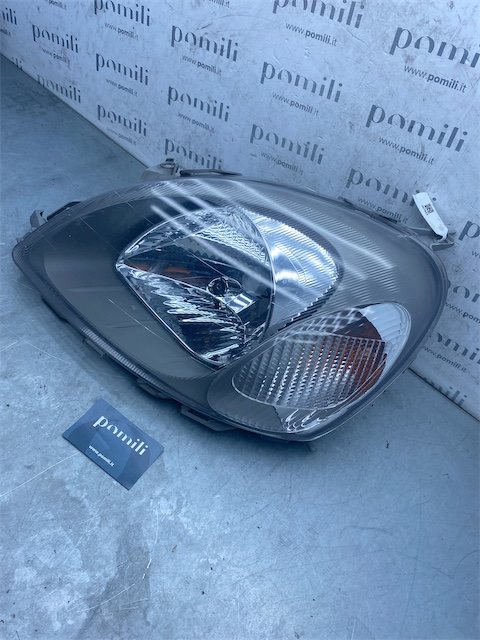 Pomili Fanaleria Toyota Yaris (10/01>11/05<) (FRP) proiettore sinistro