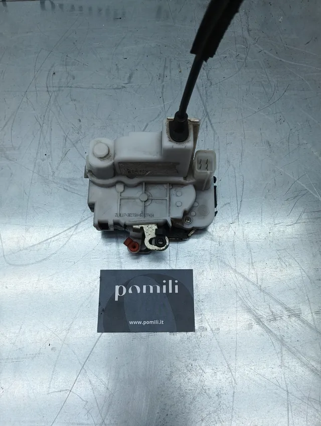 Pomili Lamierati esterni Serratura porta sinistra Fiat 500 Cabrio 51827414 usata