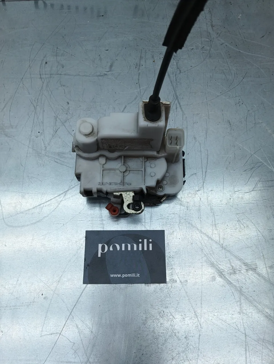 Pomili Lamierati esterni Serratura porta sinistra Fiat 500 Cabrio 51827414 usata