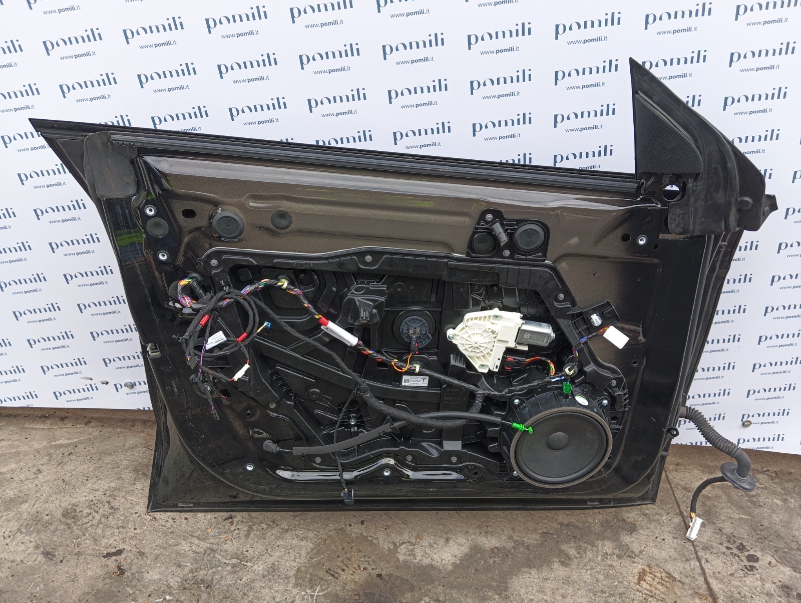 Pomili Lamierati esterni Tesla Model Y porta anteriore sinistra usata