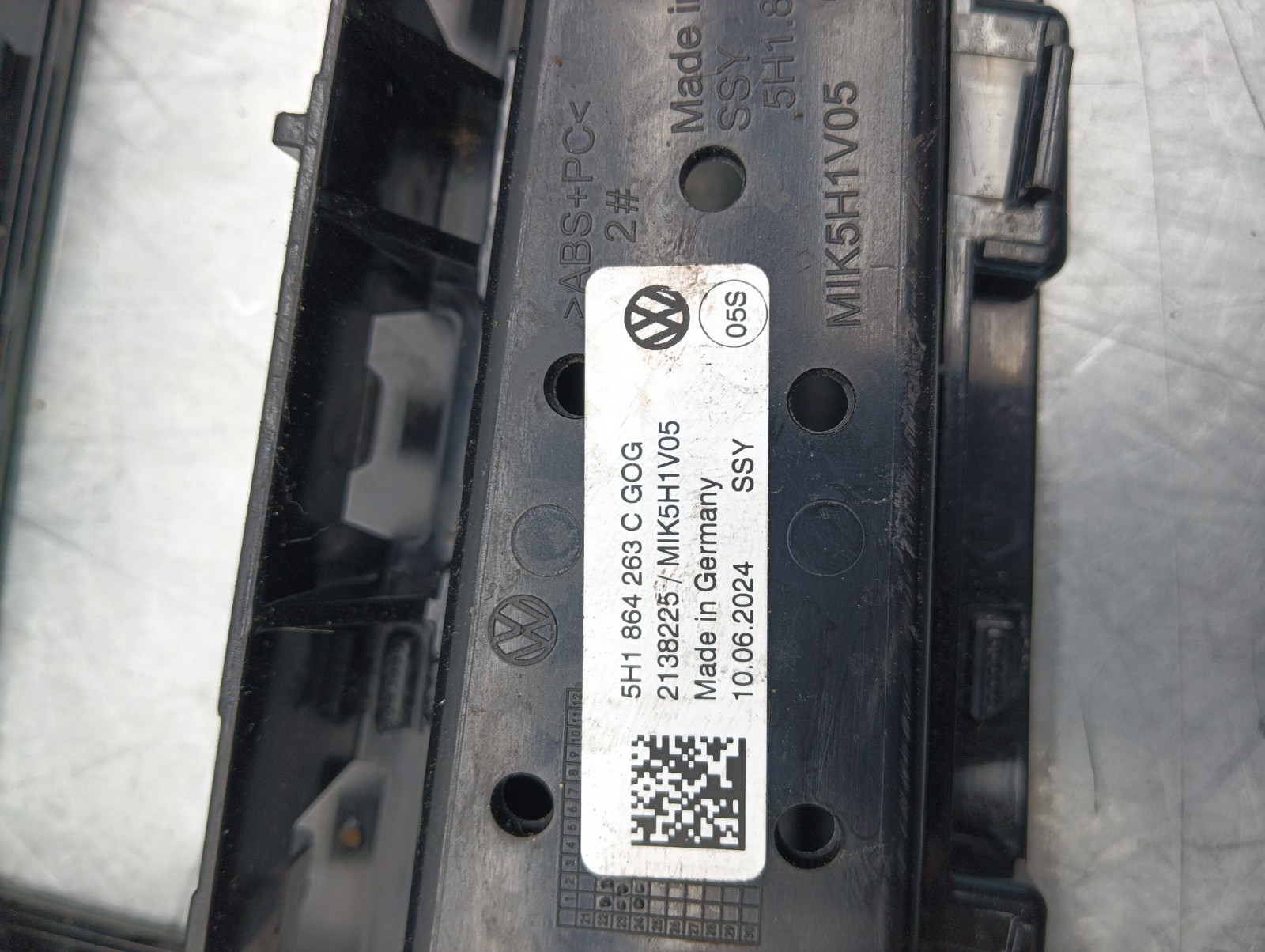 Pomili Rivestimenti interni e parti interne Volkswagen Golf VIII mascherina console centrale 5H1864263CGOG usata