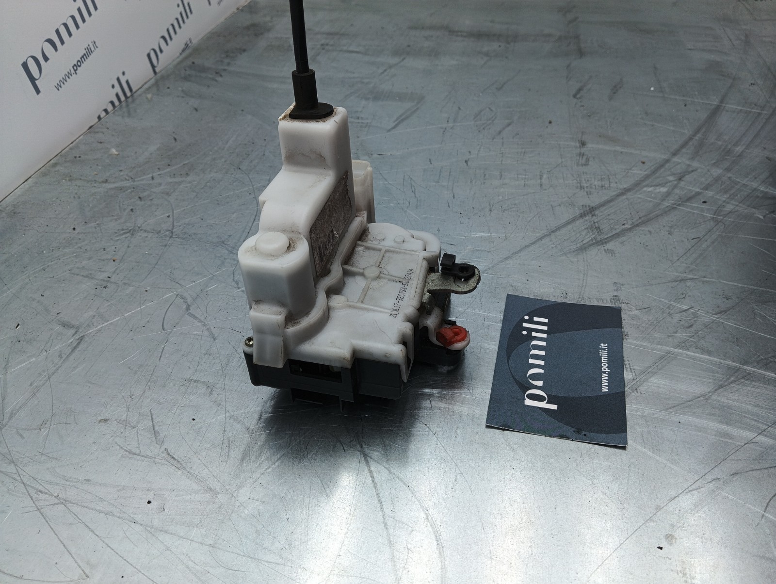 Pomili Lamierati esterni Serratura porta sinistra Fiat 500 Cabrio 51827414 usata