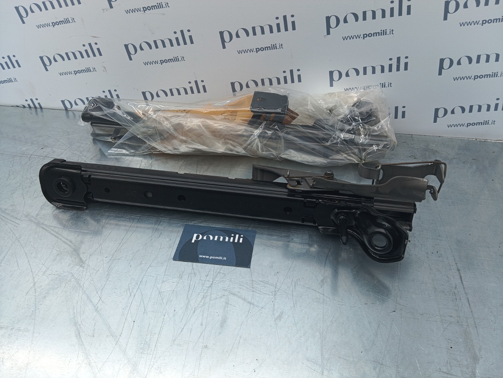 Pomili Rivestimenti interni e parti interne Binario sedile guidatore Toyota 04002-19152 ricambio usato