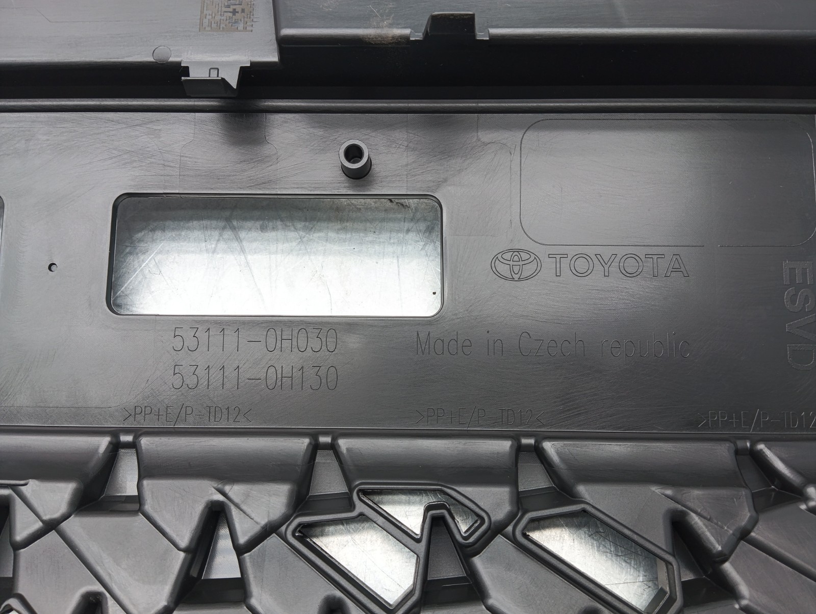 Pomili Lamierati esterni Toyota Aygo X griglia paraurti 53111-0H030 usata