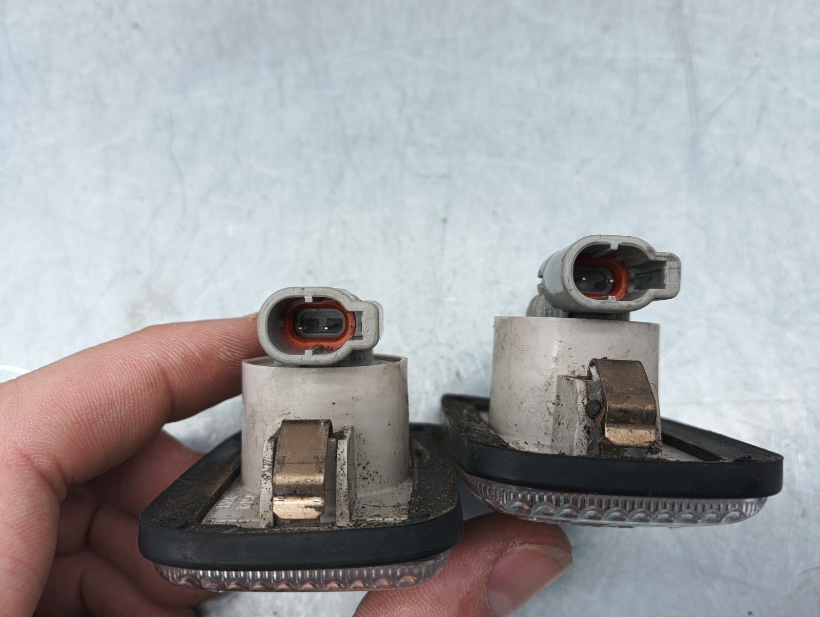 Pomili Fanaleria Nissan X-Trail set 2 frecce anteriori parafango 019525 usate