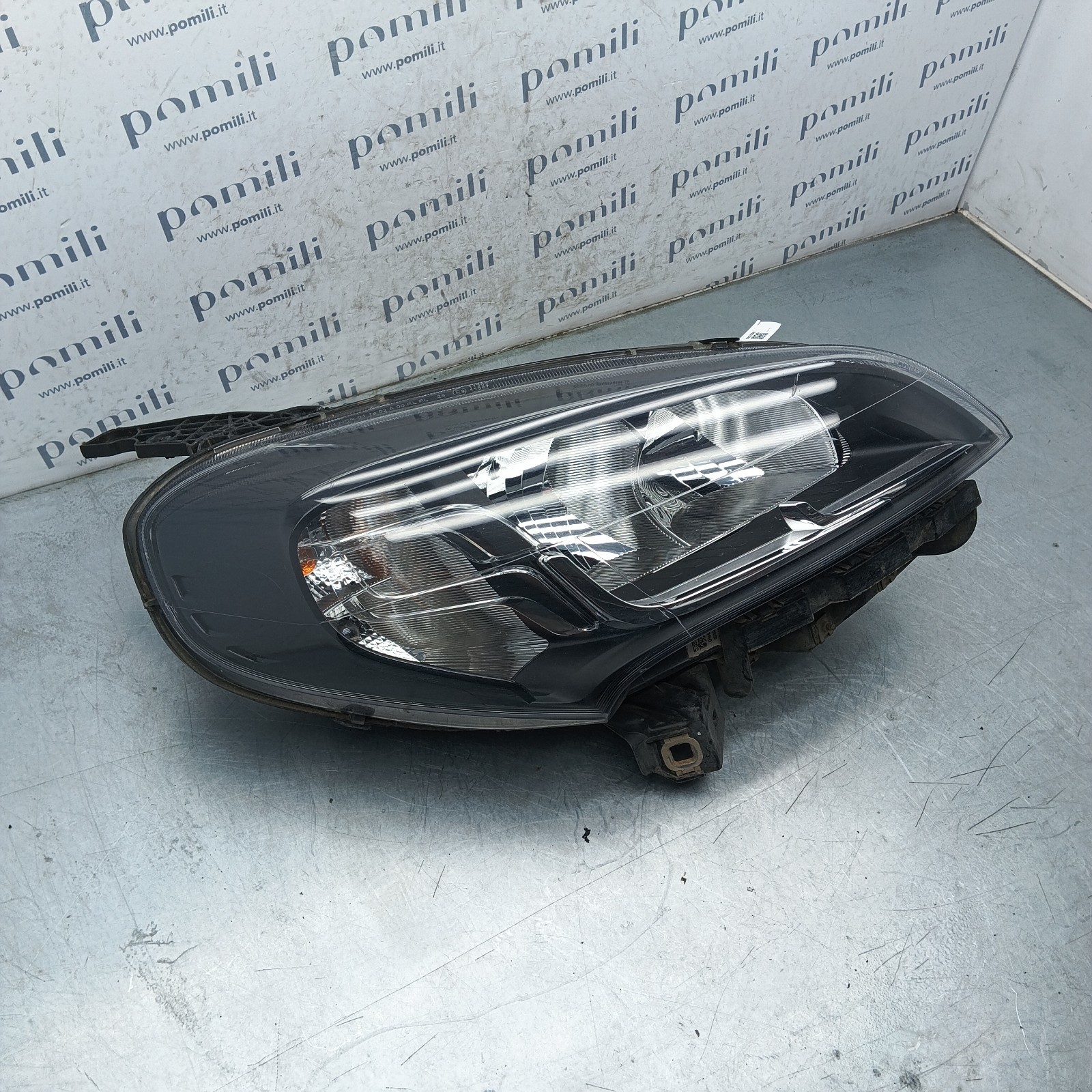Pomili Fanaleria Fiat Doblò II 10490748 faro anteriore destro usato