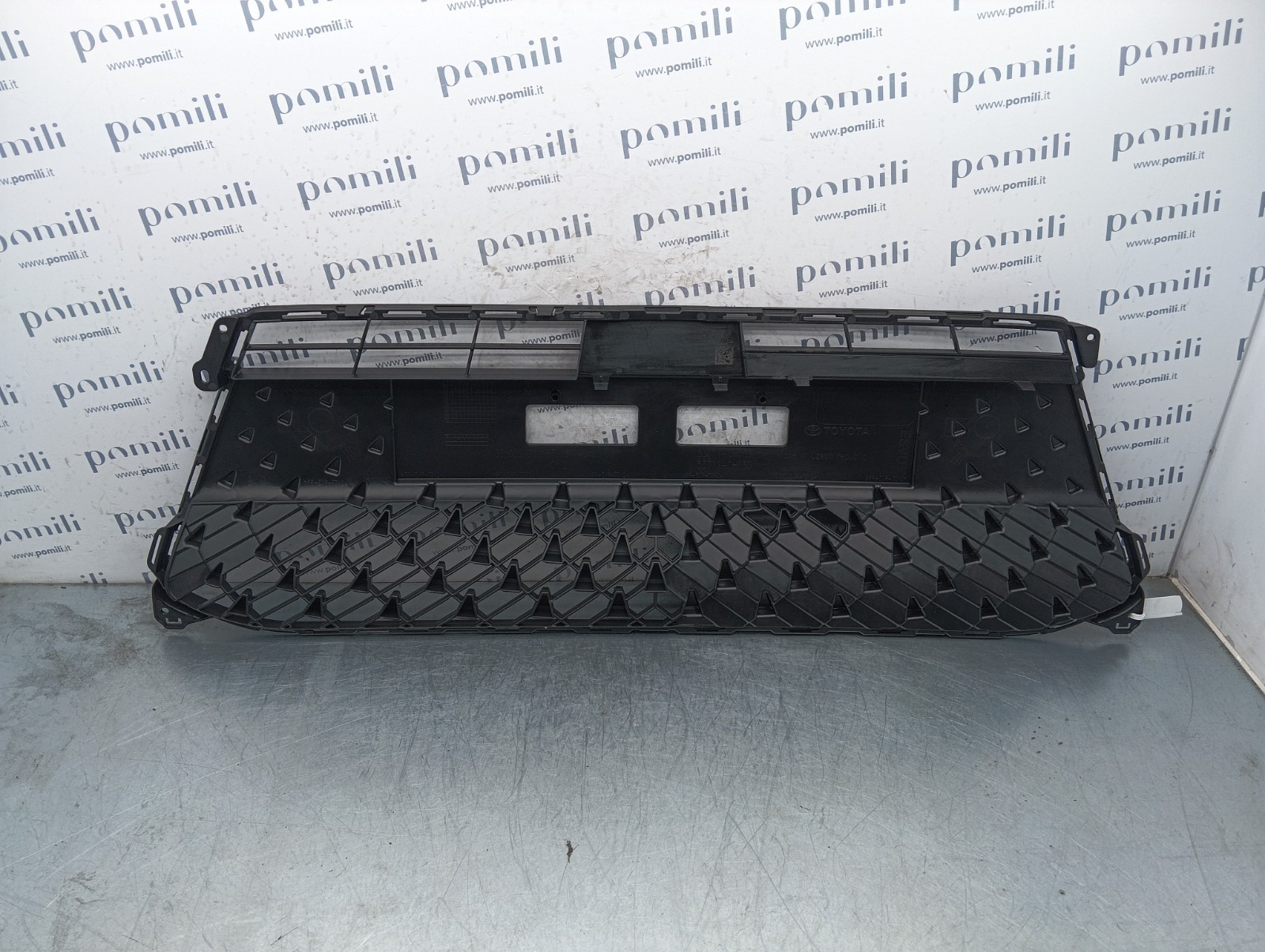 Pomili Lamierati esterni Toyota Aygo X griglia paraurti 53111-0H030 usata