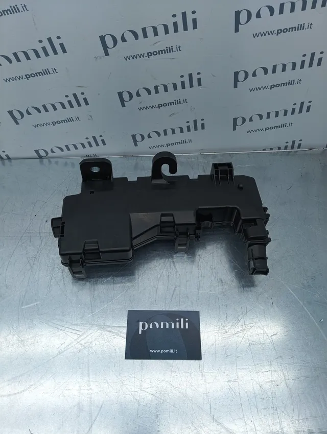 Pomili Motorini avviamento, alternatori, ECU e cavi Toyota Aygo II coperchio copri relè 82663-0H040 nuovo