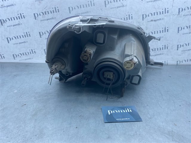 Pomili Fanaleria Toyota Yaris (10/01>11/05<) (FRP) proiettore sinistro
