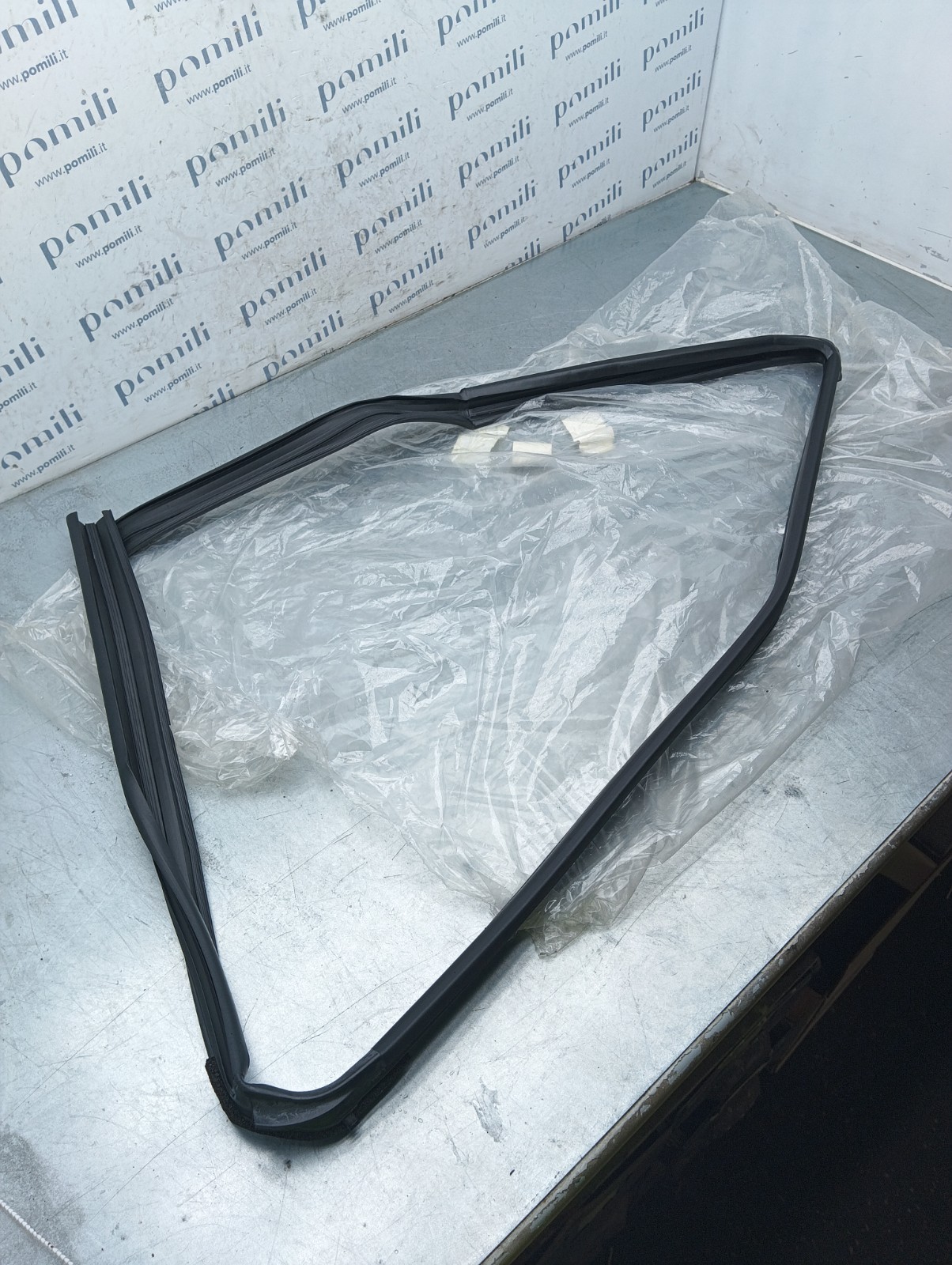Pomili Lamierati esterni Toyota Aygo II (2014-2021) guarnizione finestrino destra OEM 68141-0H040