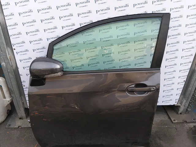 Pomili Lamierati esterni Portiera anteriore sinistra Toyota Verso S 67002-52470 usata