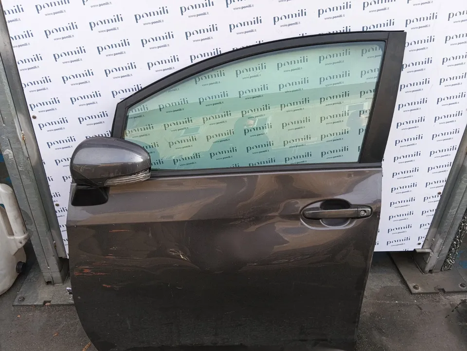 Pomili Lamierati esterni Portiera anteriore sinistra Toyota Verso S 67002-52470 usata