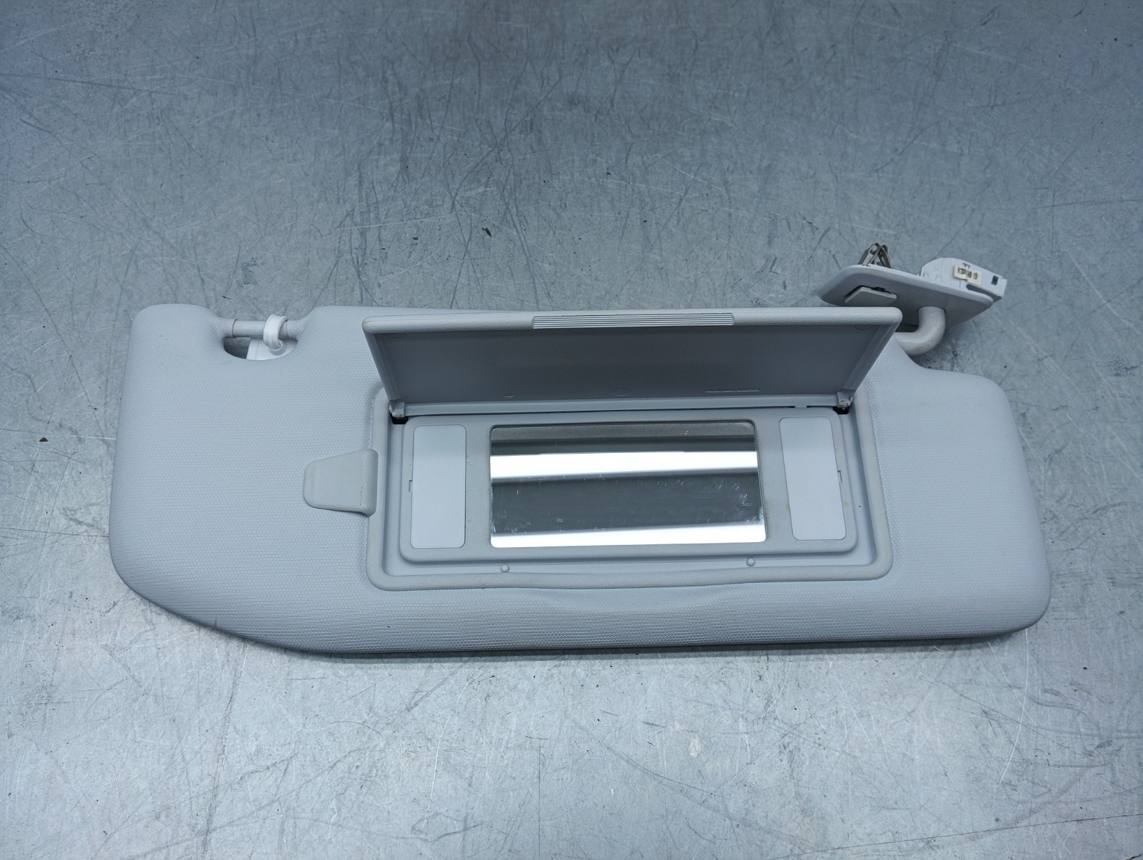 Pomili Rivestimenti interni e parti interne aletta parasole destra Peugeot 208 2008 49904T usata