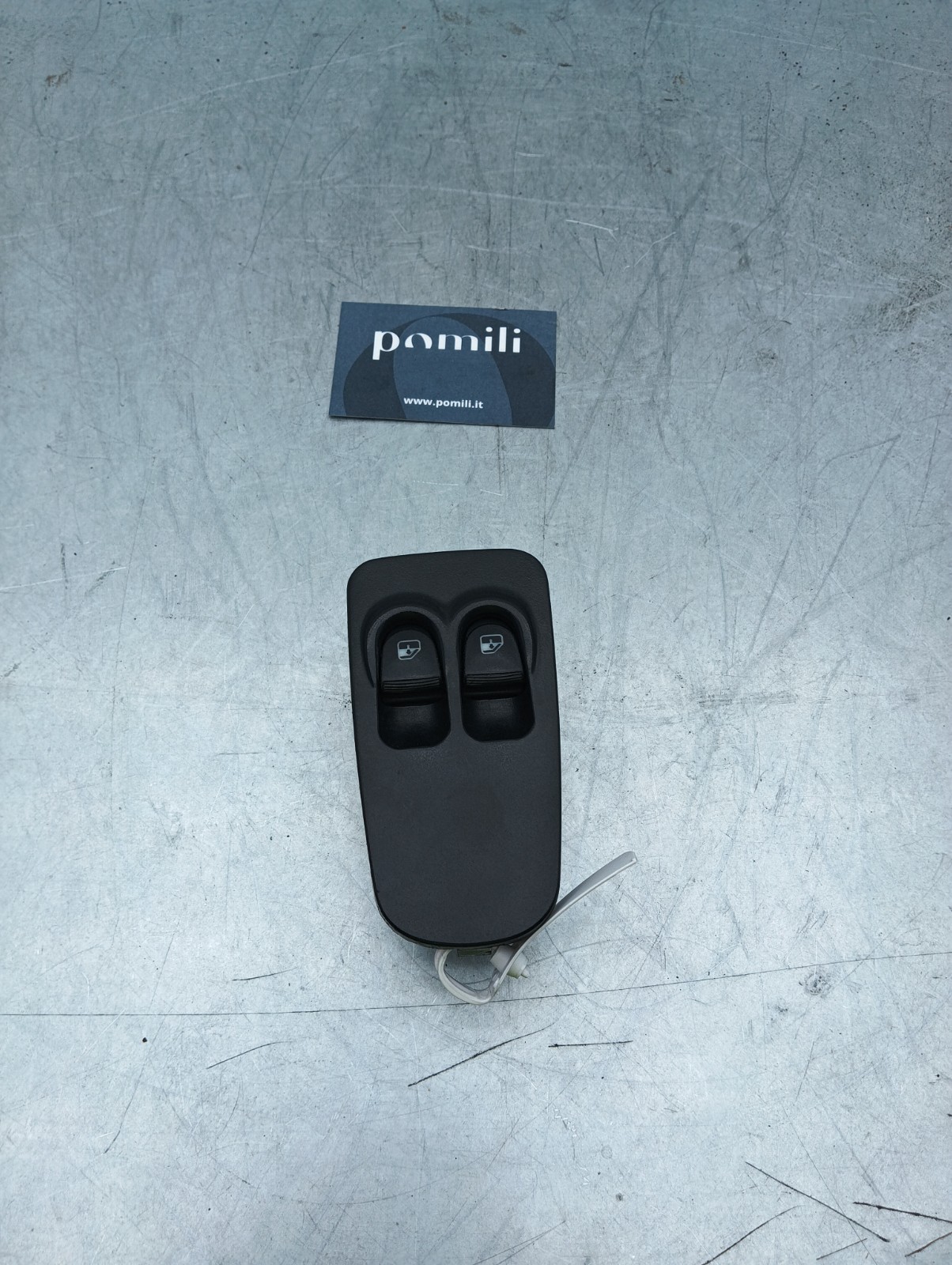 Pomili Rivestimenti interni e parti interne Pulsantiera alzacristalli anteriore sinistra Lancia Y (2003-2011) 735360605 usata