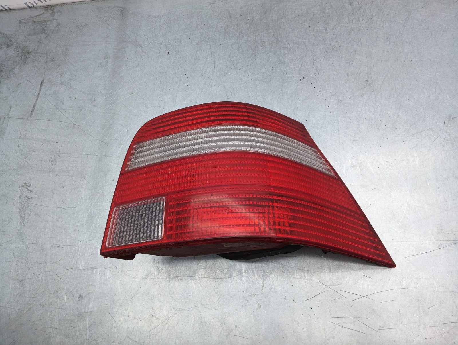 Pomili Fanaleria Volkswagen Golf IV 37740748 fanale posteriore destro usato