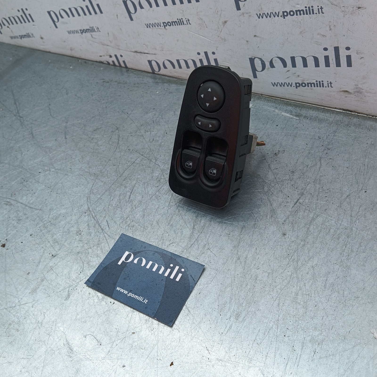 Pomili Rivestimenti interni e parti interne pulsantiera alzacristalli Lancia Y 735360605 usata