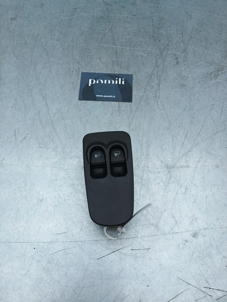 Pomili Rivestimenti interni e parti interne Pulsantiera alzacristalli anteriore sinistra Lancia Y (2003-2011) 735360605 usata