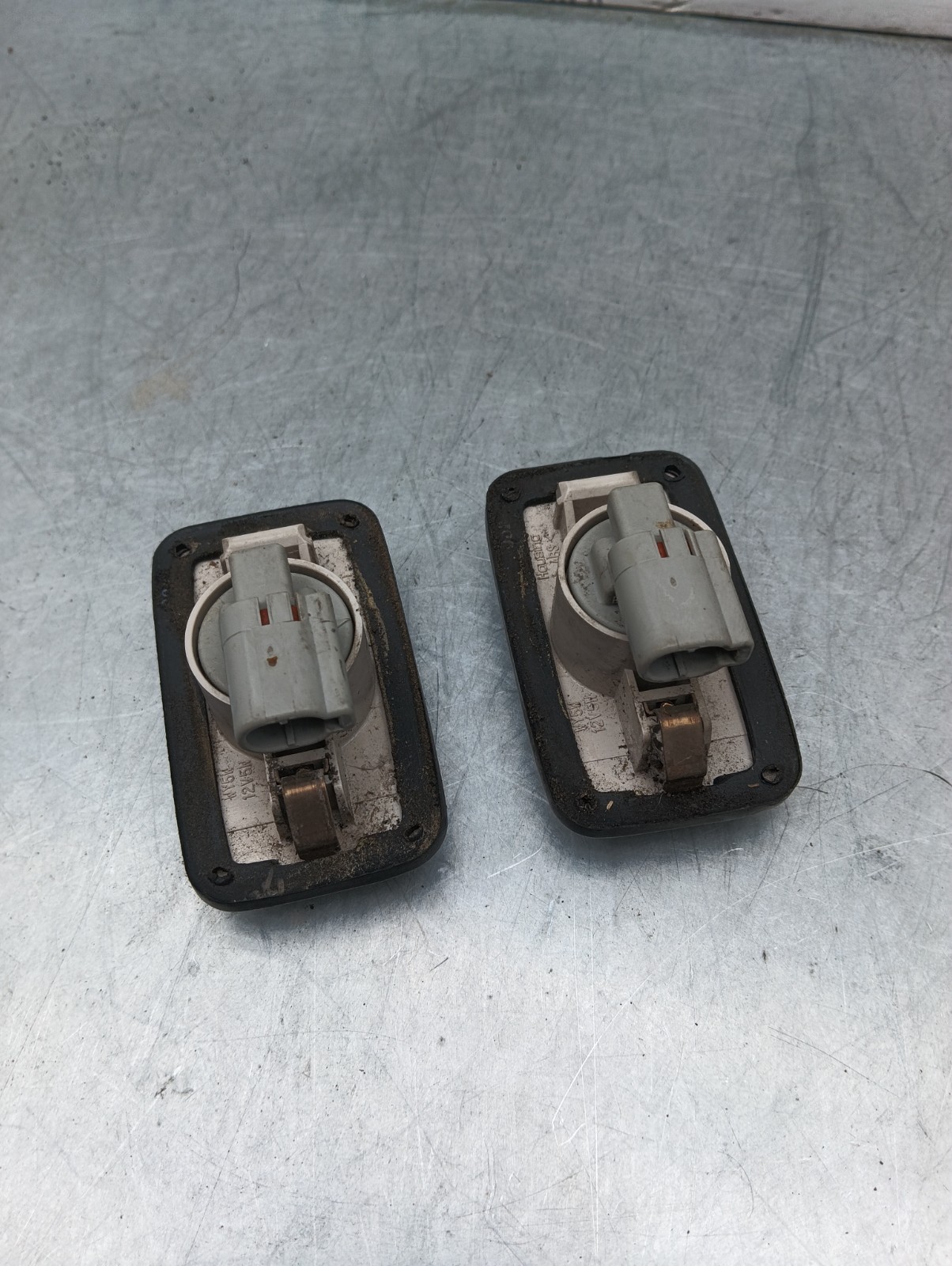 Pomili Fanaleria Nissan X-Trail set 2 frecce anteriori parafango 019525 usate