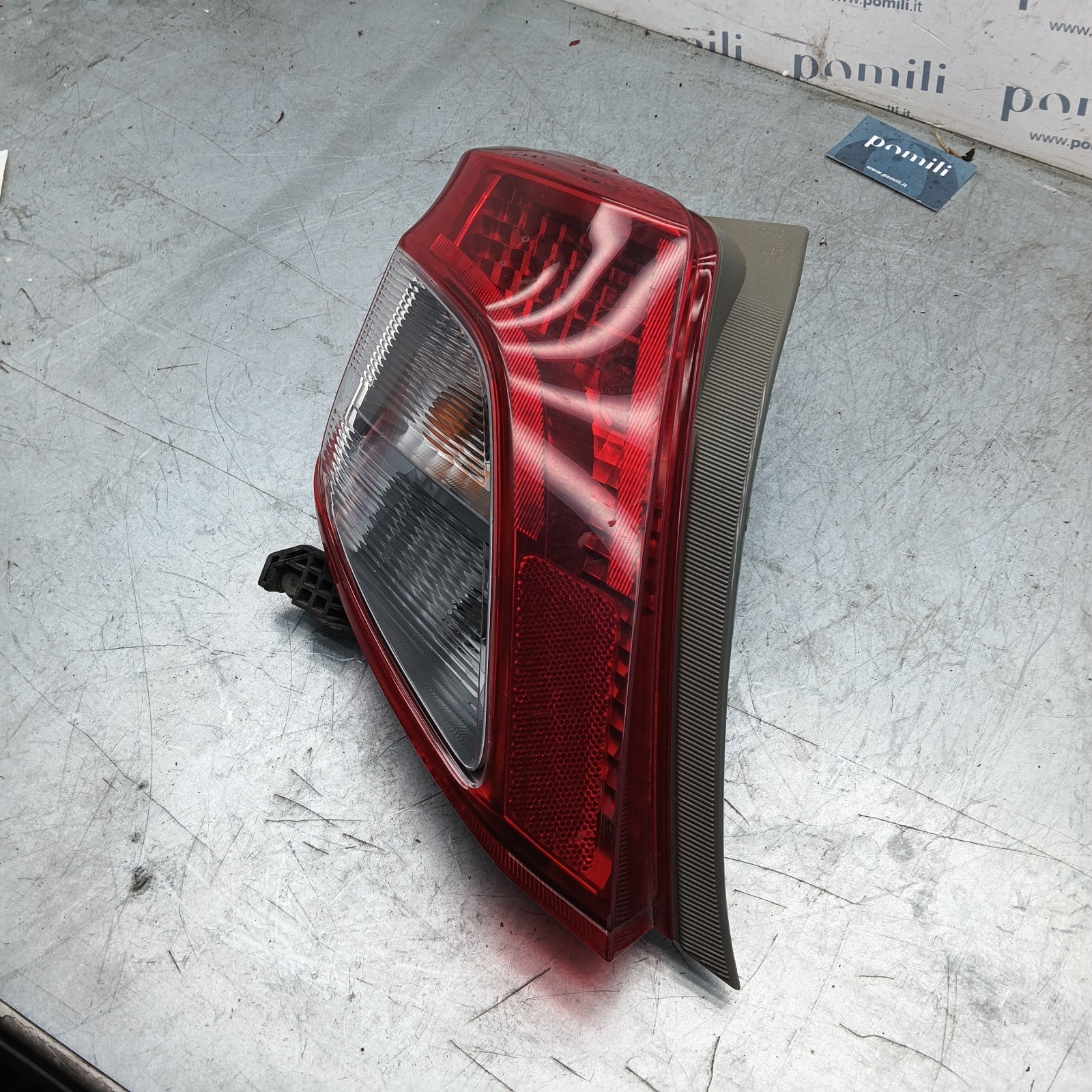Pomili Fanaleria Toyota Yaris III fanale posteriore sinistro 81561-0D370 usato