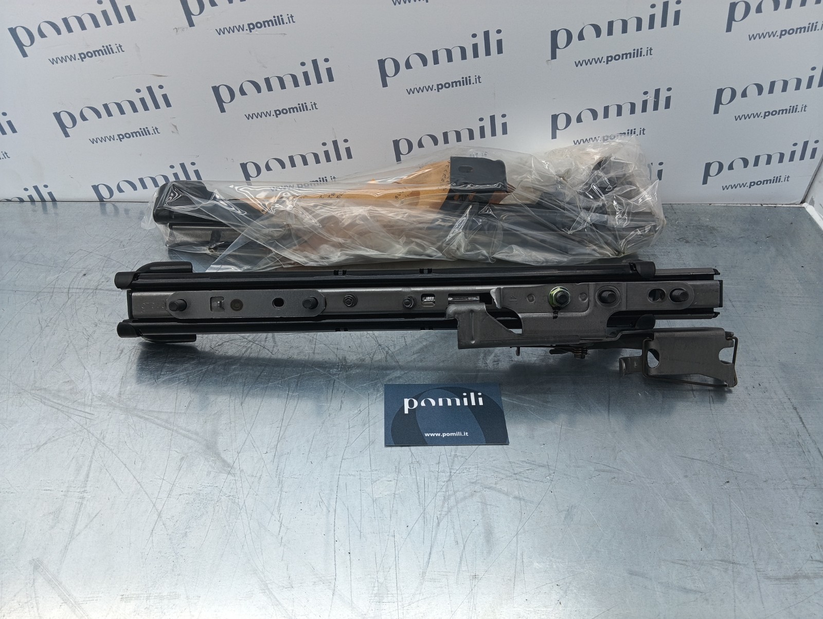 Pomili Rivestimenti interni e parti interne Binario sedile guidatore Toyota 04002-19152 ricambio usato