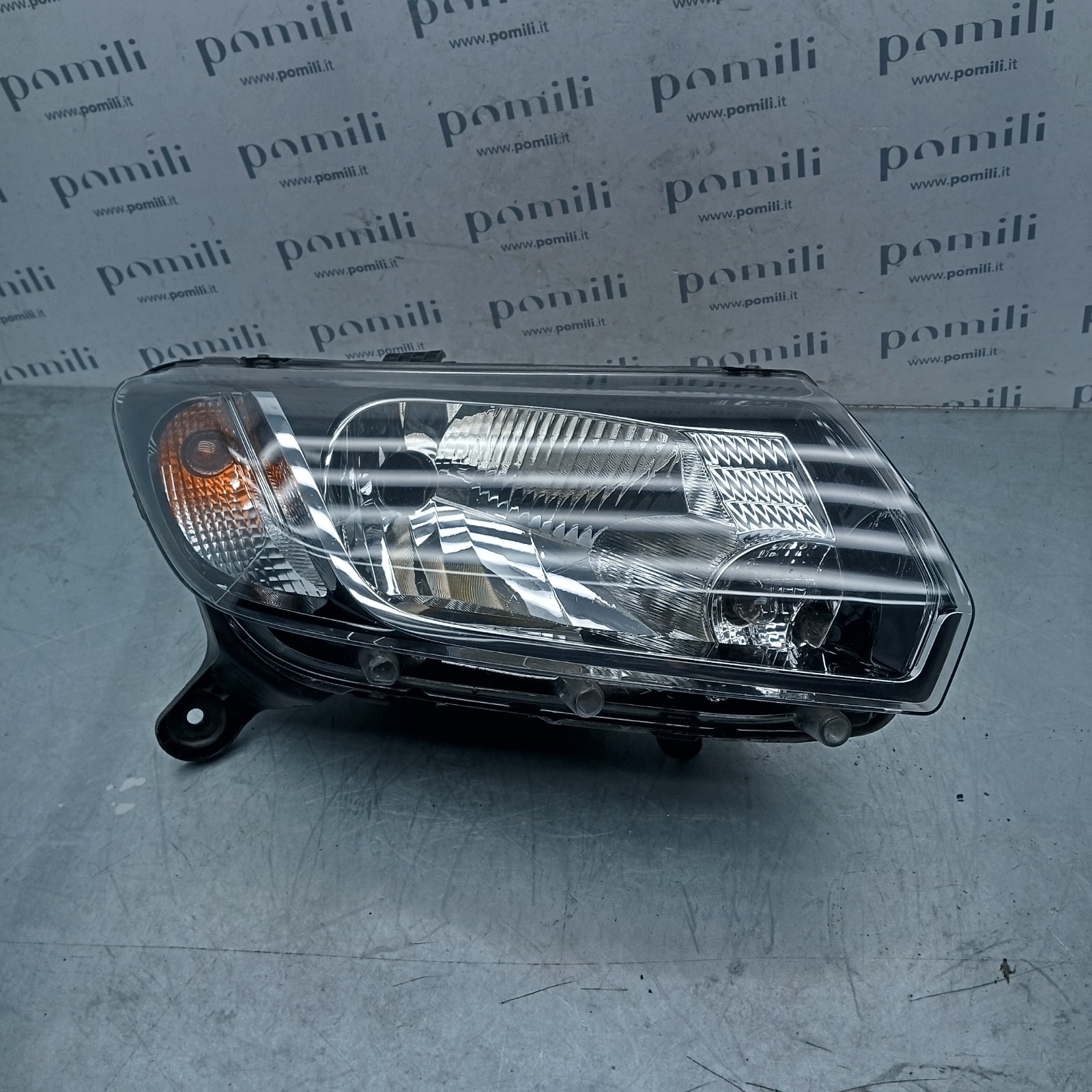 Pomili Fanaleria Dacia Sandero II 260107615R faro anteriore destro usato