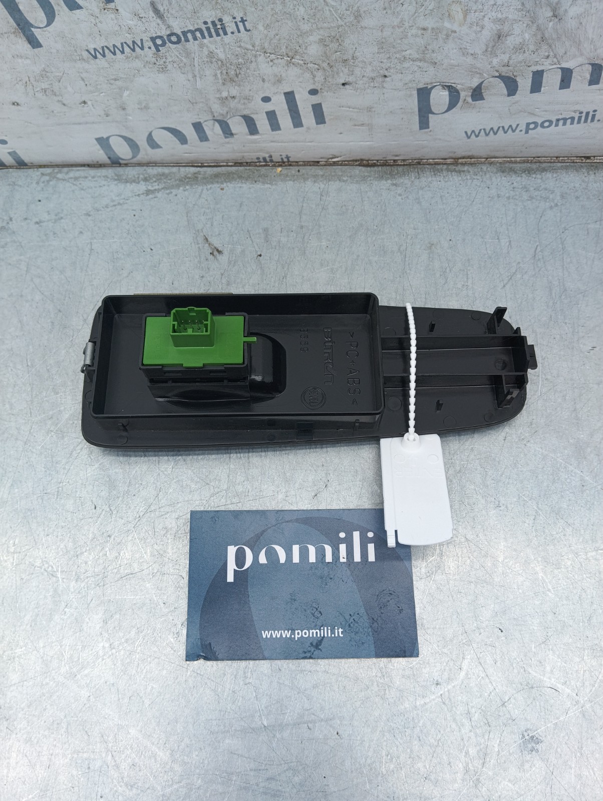 Pomili Rivestimenti interni e parti interne Pulsantiera alzacristalli anteriore destra Fiat Ducato 07355329060 usata