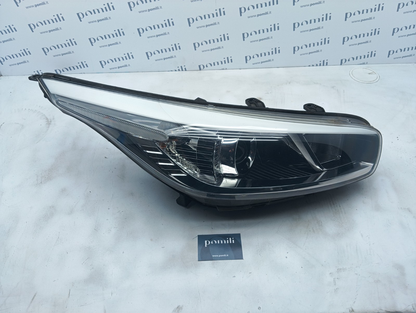 Pomili Fanaleria Kia Ceed 92102A2010 faro anteriore destro usato