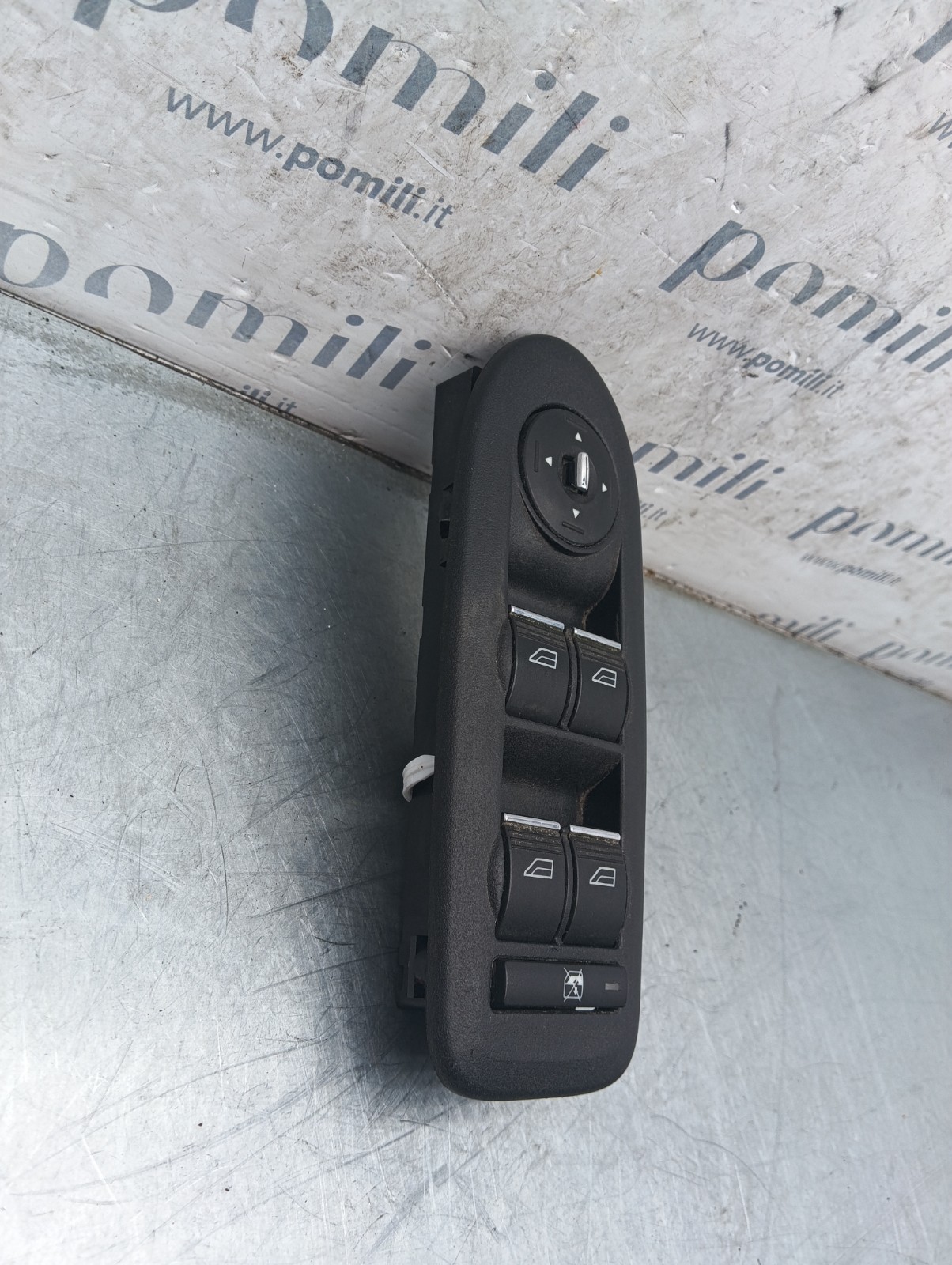 Pomili Rivestimenti interni e parti interne Ford Kuga pulsantiera alzavetri anteriore sinistra usata 8M5T14A132AC