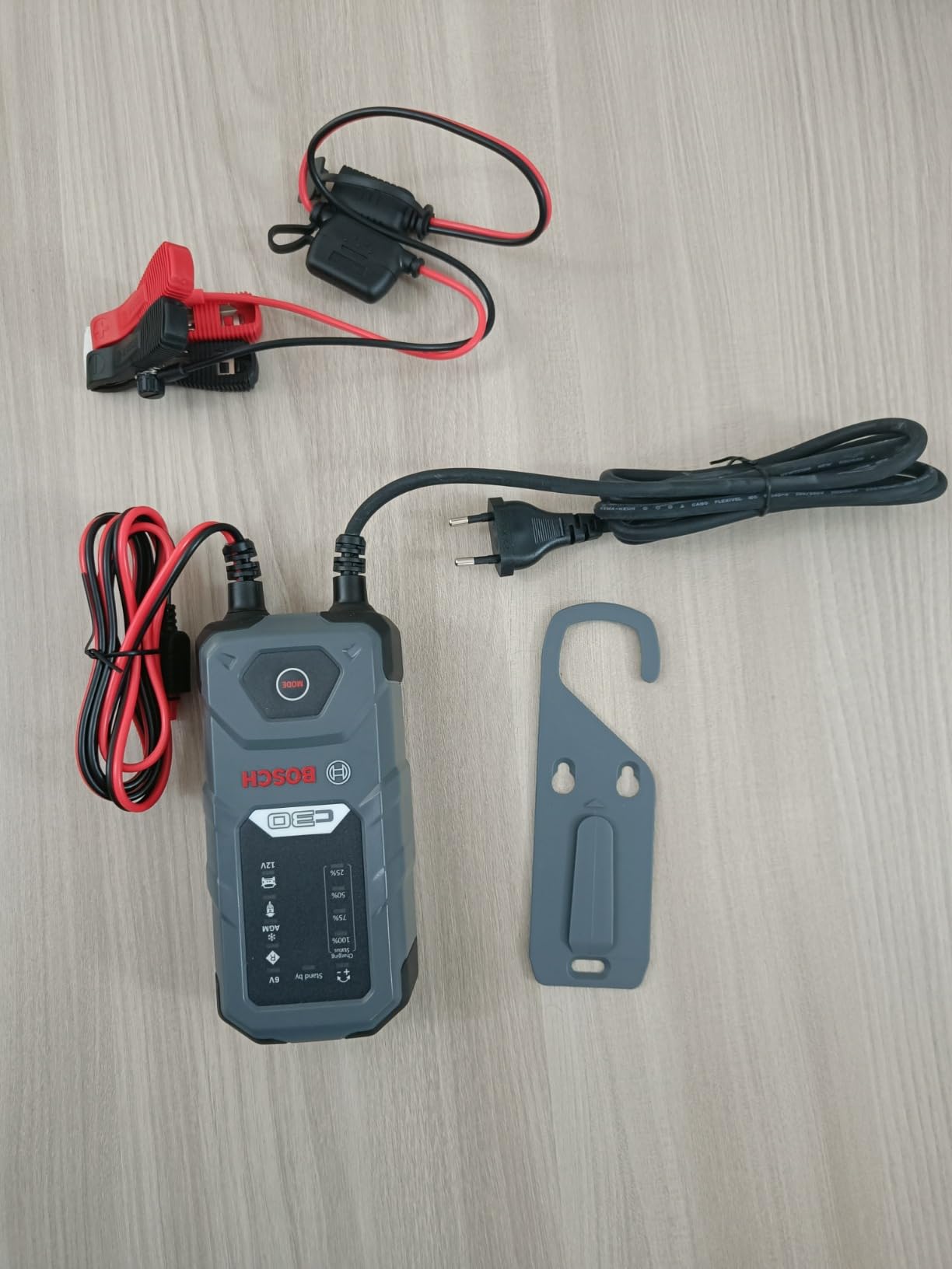 Bosch HCP Caricabatterie e avviatori C30 3,8 A 6/12 V per batterie AGM
