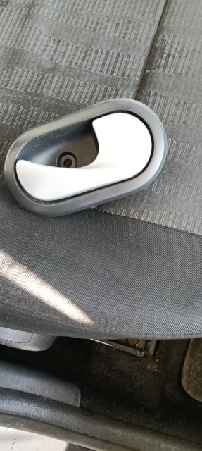 Pomili Rivestimenti interni e parti interne Maniglia int. apertura porta ant. DX DACIA DUSTER (03/10>12/13<) usata