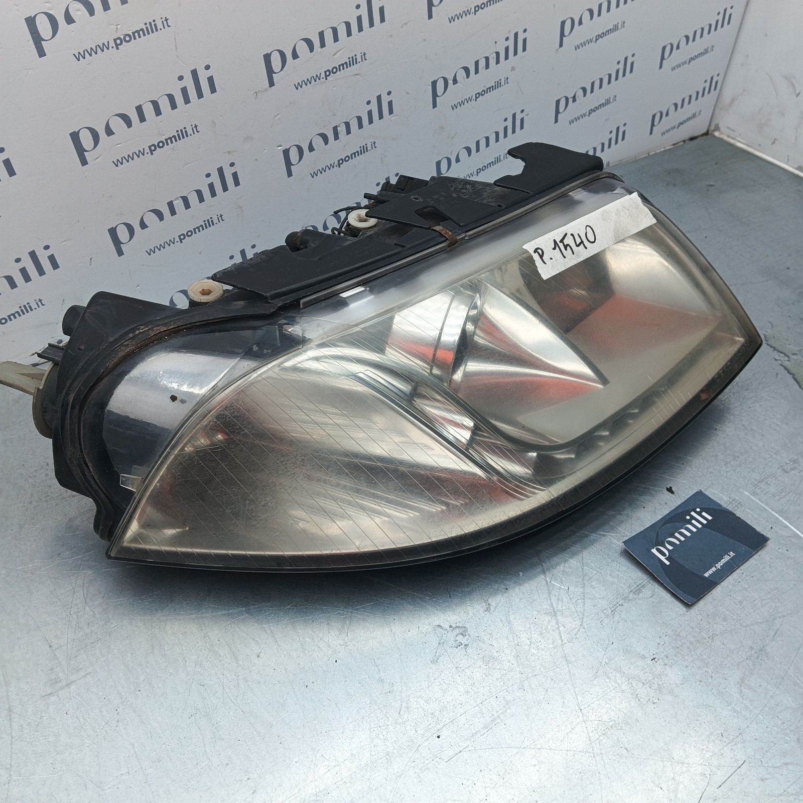 Pomili Fanaleria Volkswagen Passat Berlina Station Wagon 2005 faro destro usato
