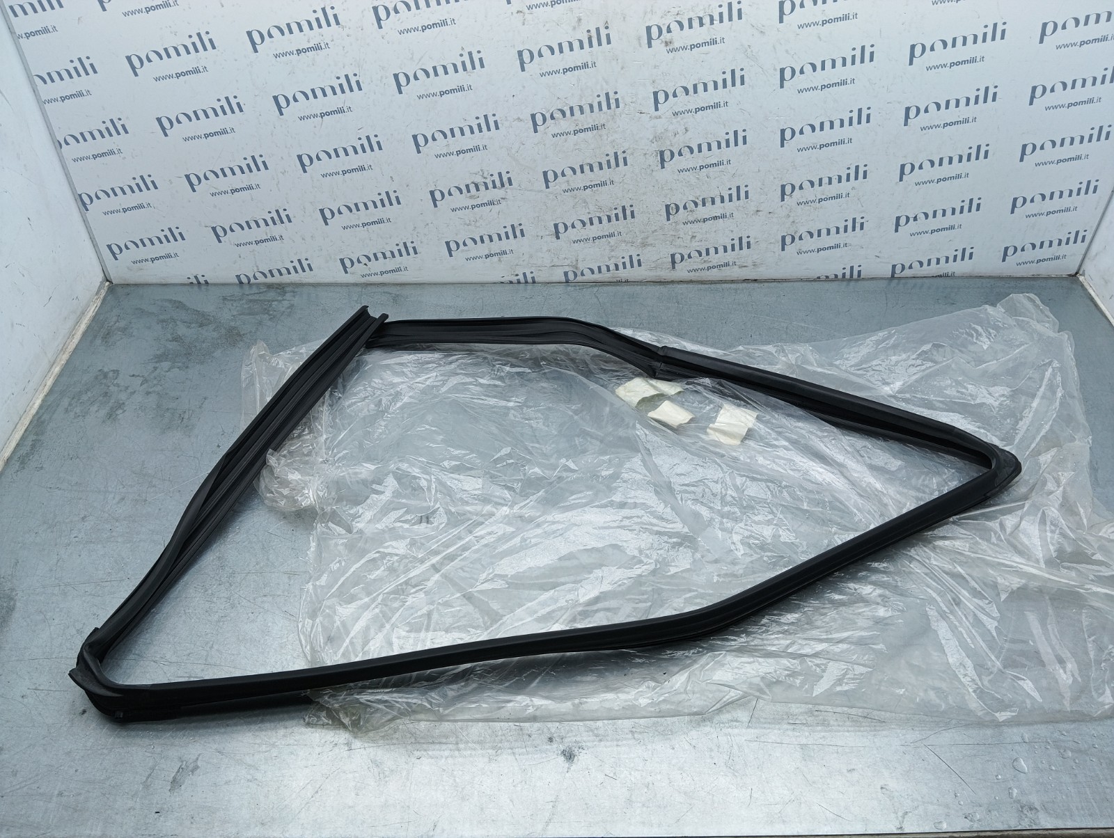 Pomili Lamierati esterni Toyota Aygo II (2014-2021) guarnizione finestrino destra OEM 68141-0H040