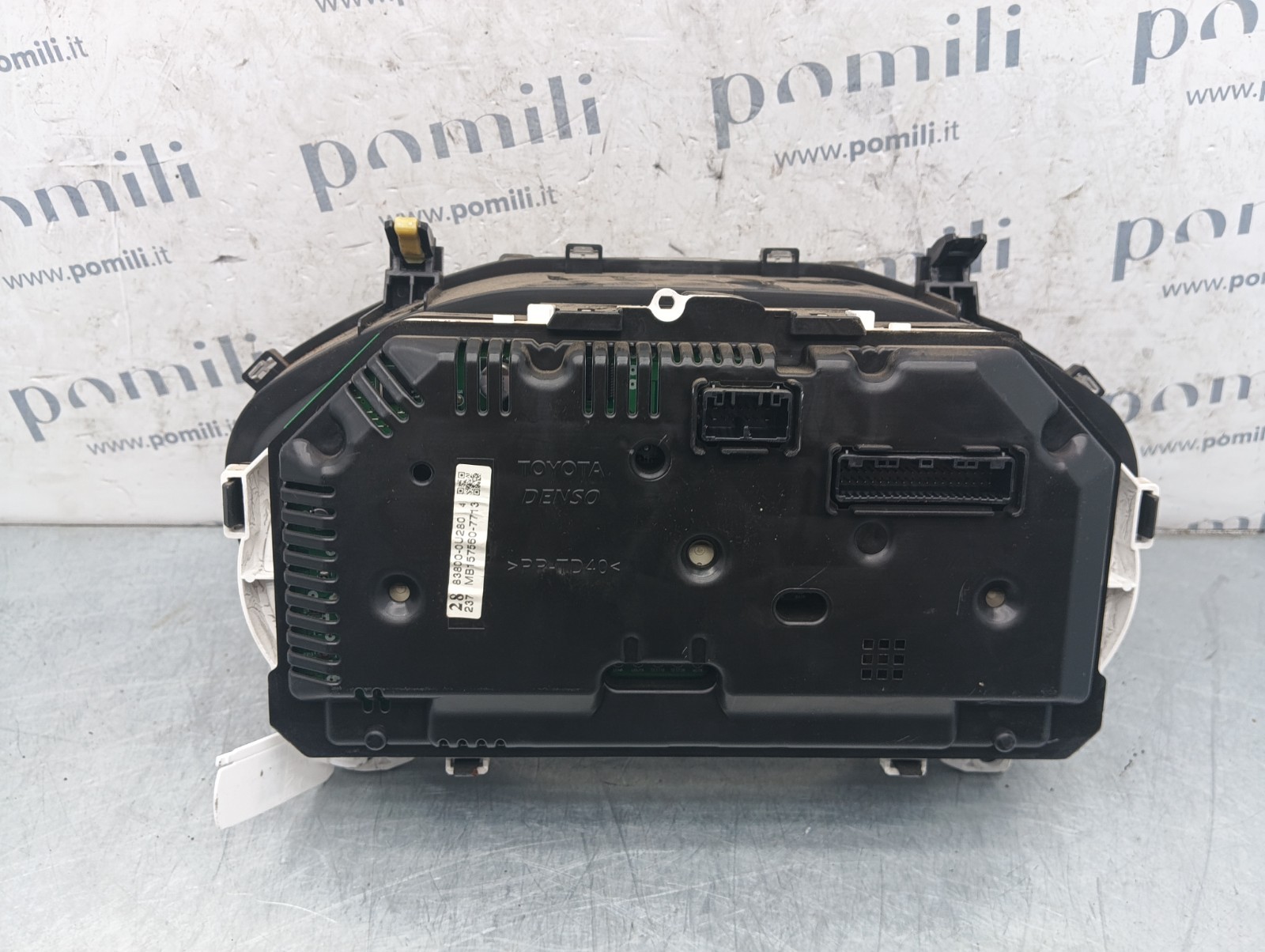 Pomili Rivestimenti interni e parti interne Quadro strumenti Toyota Yaris 83800-0U280 usato