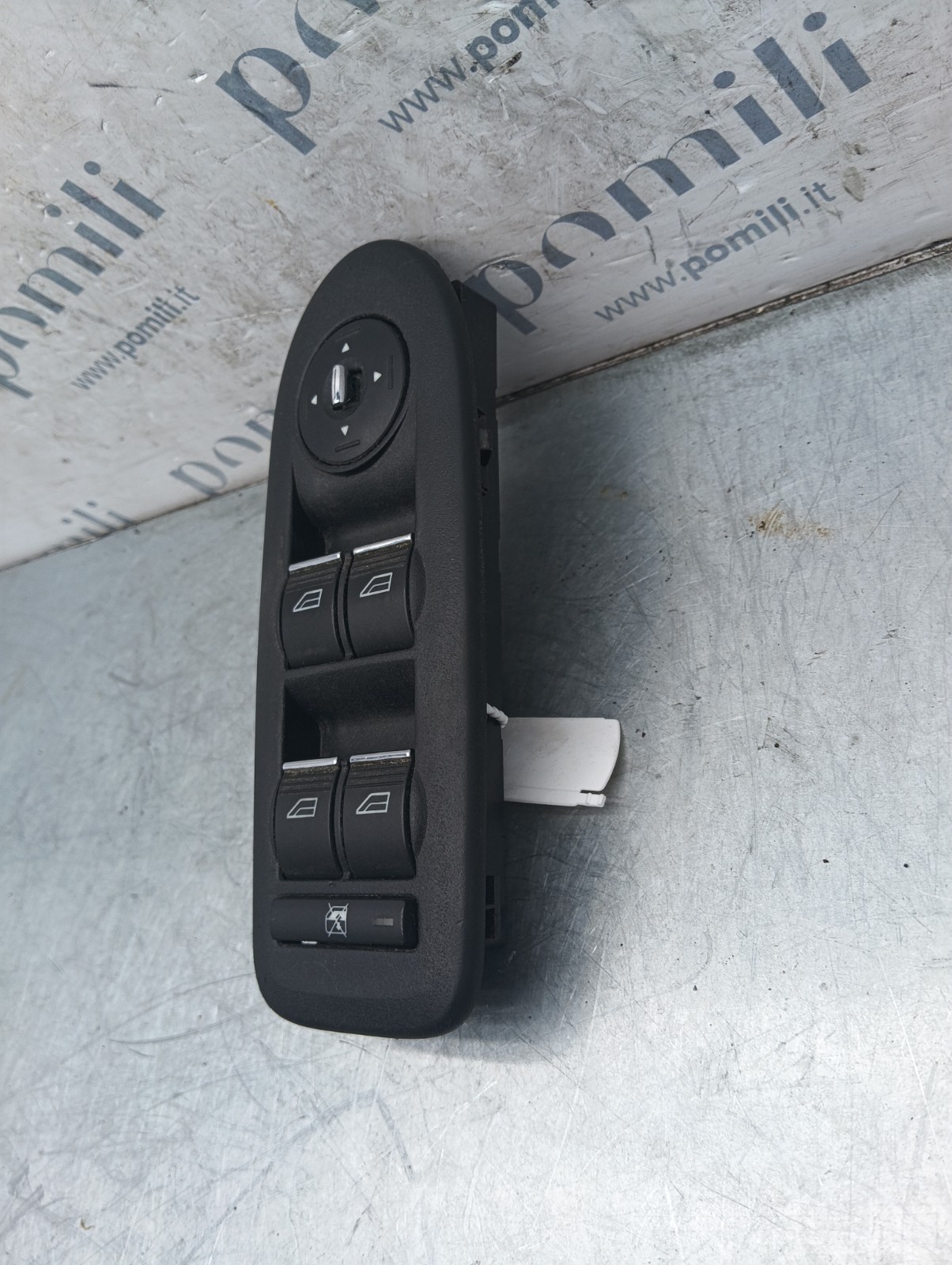 Pomili Rivestimenti interni e parti interne Ford Kuga pulsantiera alzavetri anteriore sinistra usata 8M5T14A132AC