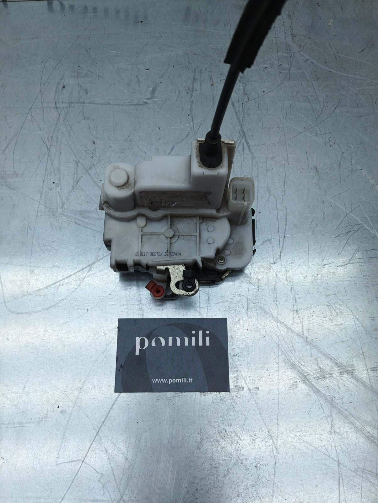 Pomili Lamierati esterni Serratura porta sinistra Fiat 500 Cabrio 51827414 usata