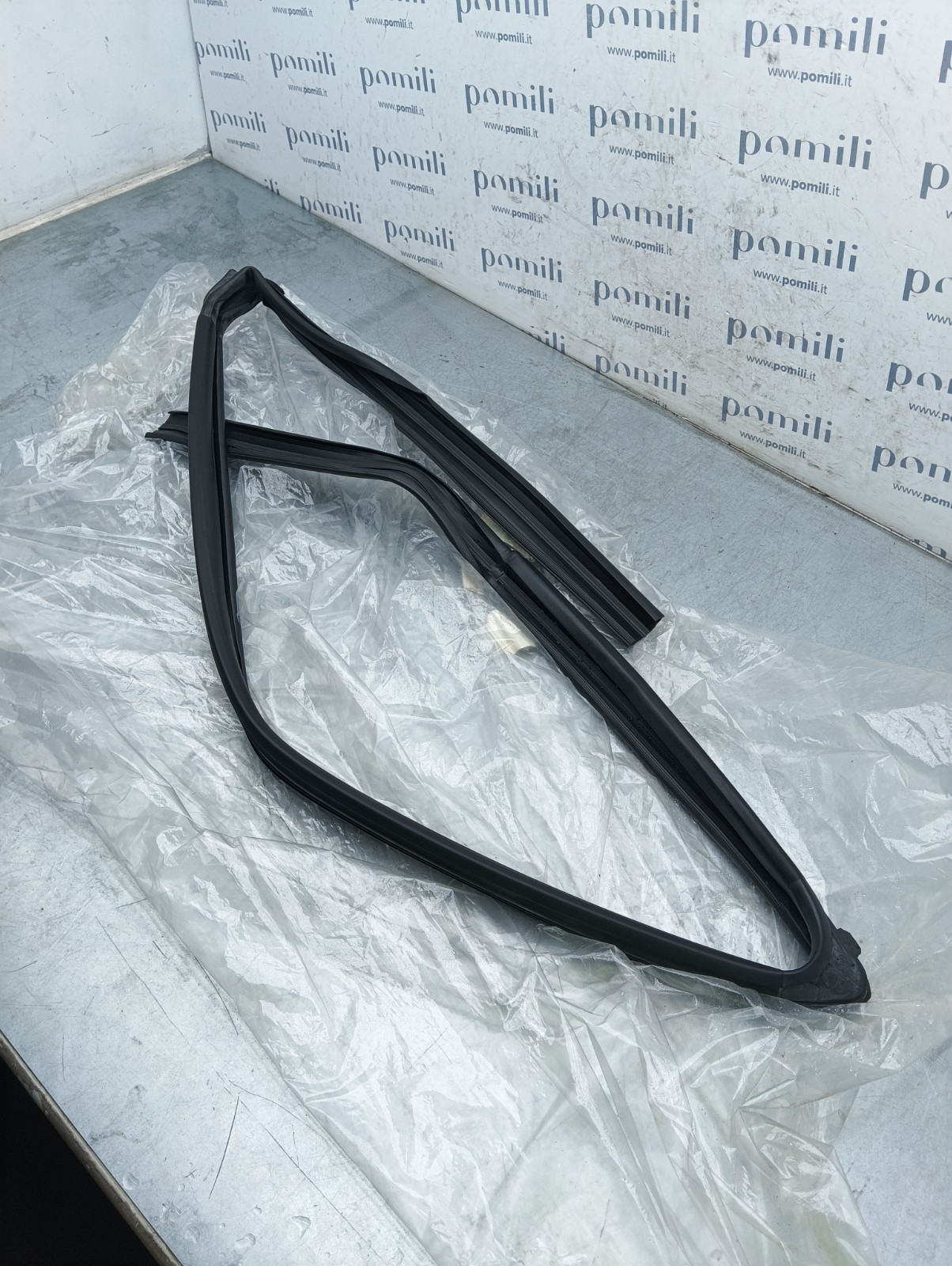 Pomili Lamierati esterni Toyota Aygo II (2014-2021) guarnizione finestrino destra OEM 68141-0H040