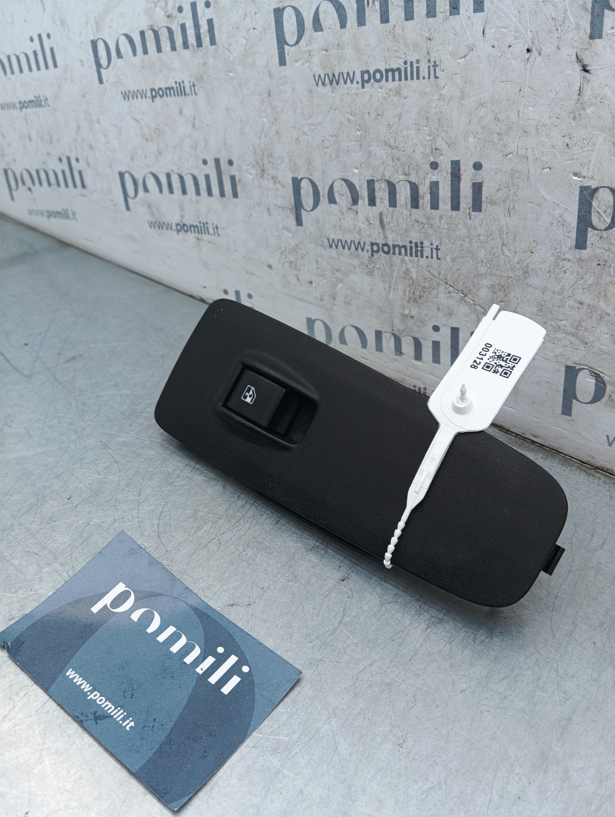 Pomili Rivestimenti interni e parti interne Pulsantiera alzacristalli anteriore destra Fiat Ducato 07355329060 usata