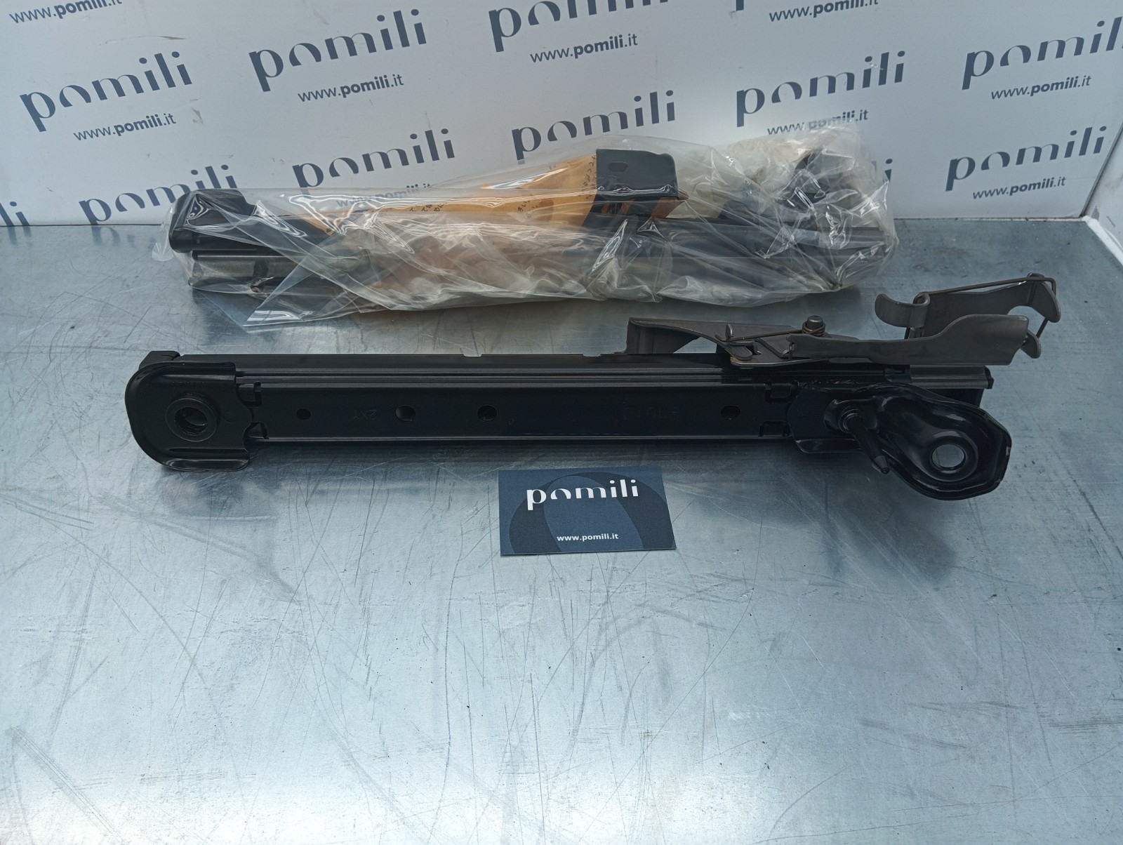 Pomili Rivestimenti interni e parti interne Binario sedile guidatore Toyota 04002-19152 ricambio usato