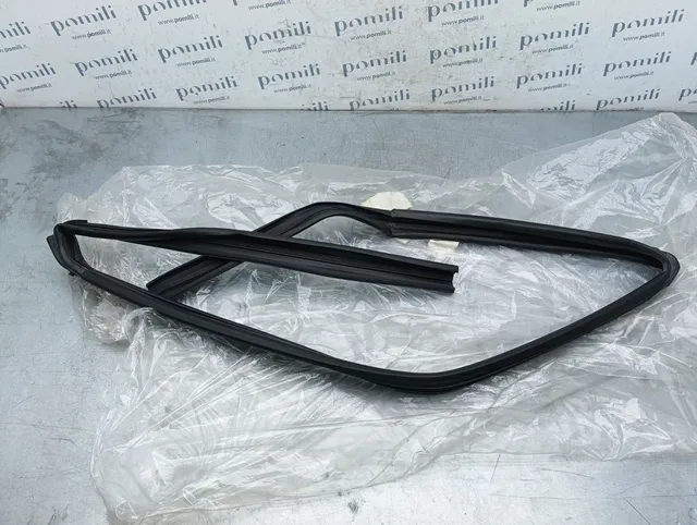 Pomili Lamierati esterni Toyota Aygo II (2014-2021) guarnizione finestrino destra OEM 68141-0H040