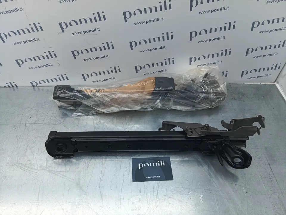 Pomili Rivestimenti interni e parti interne Binario sedile guidatore Toyota 04002-19152 ricambio usato