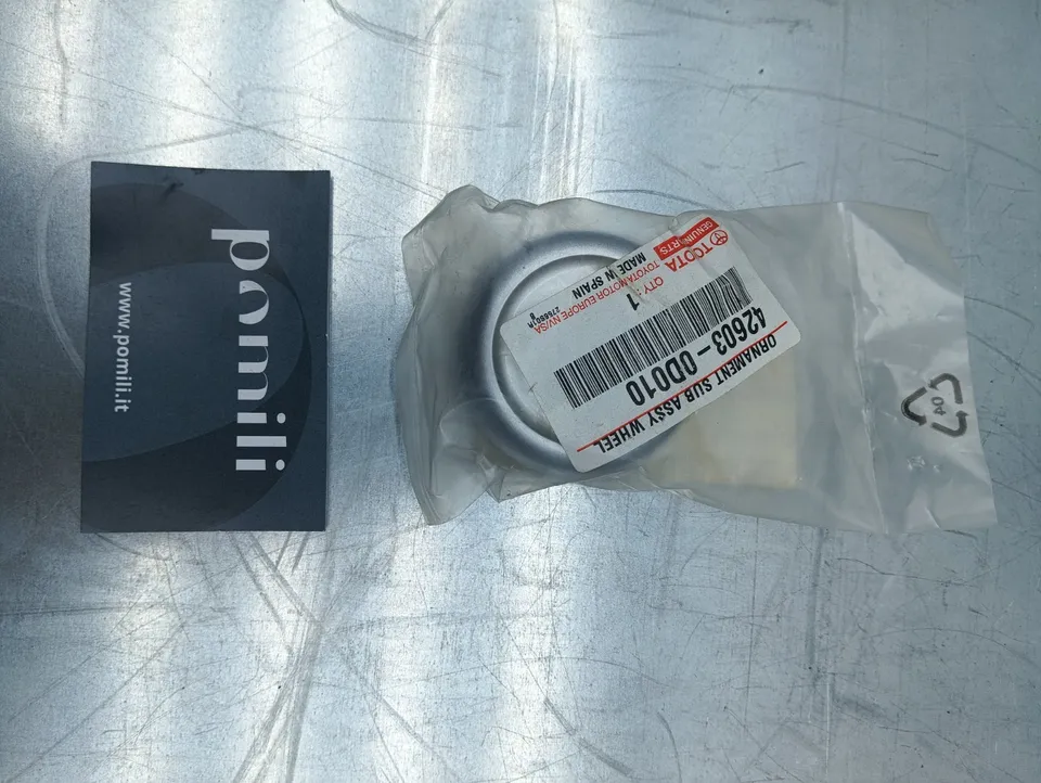 Pomili Altro auto Toyota Yaris 42603-0D010 coprimozzo nuovo OEM