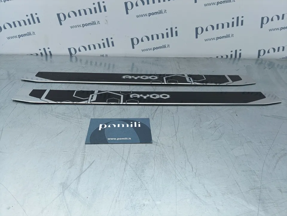 Pomili Lamierati esterni Set 2 battitacchi Toyota Aygo X PW382-0H001 nuovi