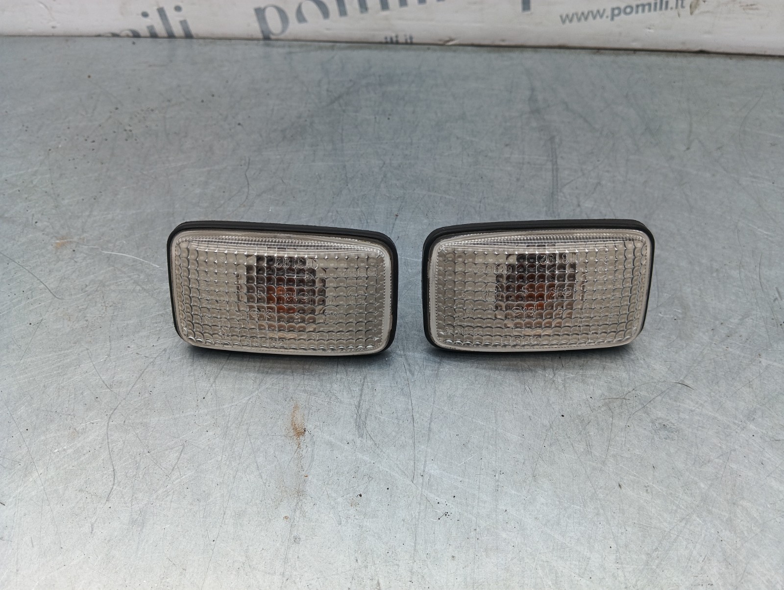 Pomili Fanaleria Nissan X-Trail set 2 frecce anteriori parafango 019525 usate